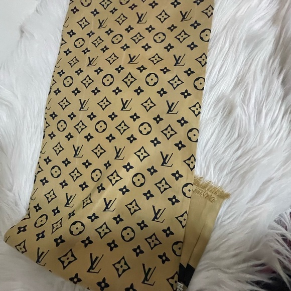 Louis Vuitton Monogram Silk Neck Muffler. - Picture 11 of 14